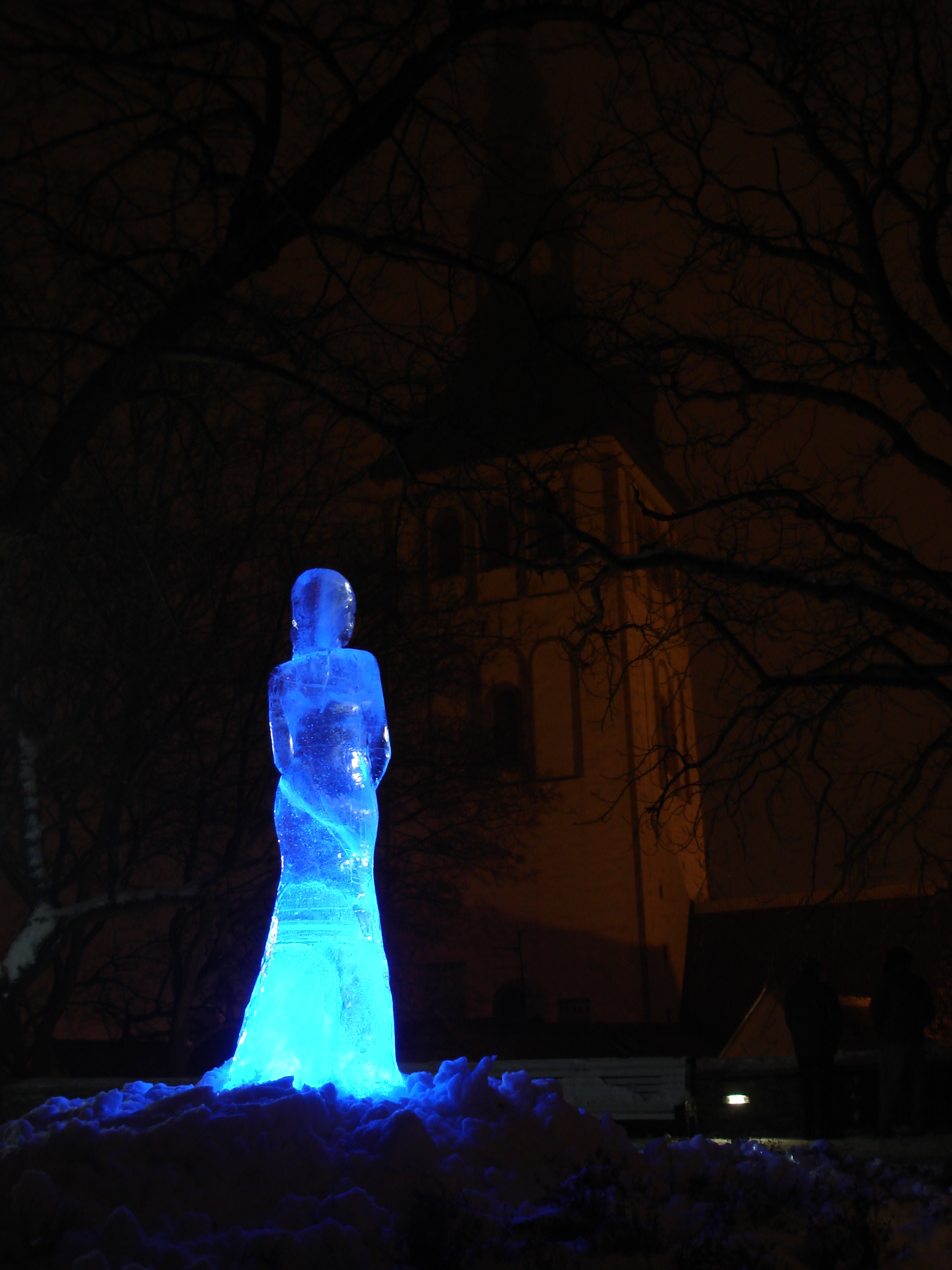 Ледяная скульптура "Молящаяся девушка" в саду Датского короля, Старый город Таллинна